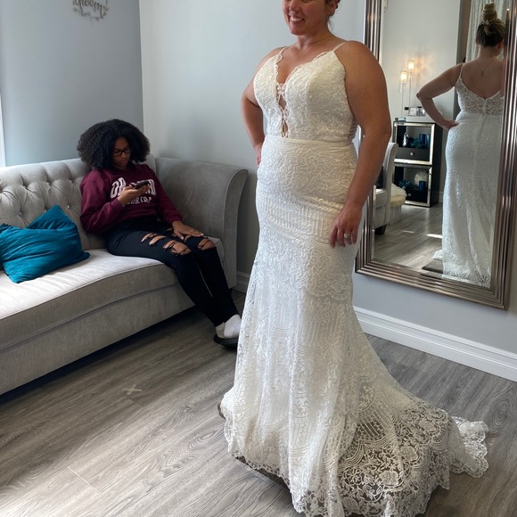 Beautiful Mon Cheri, Bohemian Lace and Tulle Gown - Picture 5 of 6